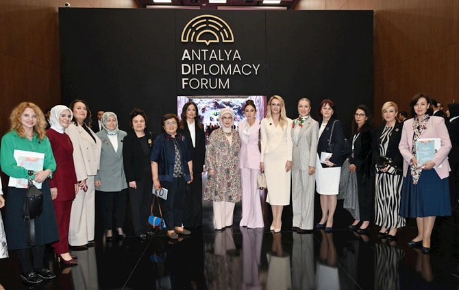 Mehriban Əliyeva Antalyada Fələstinlə bağlı paneldə iştirak etdi — FOTOLAR