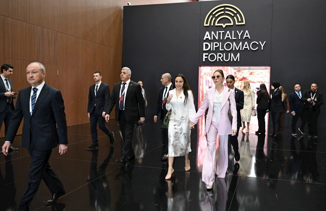 Mehriban Əliyeva Antalyada Fələstinlə bağlı paneldə iştirak etdi — FOTOLAR