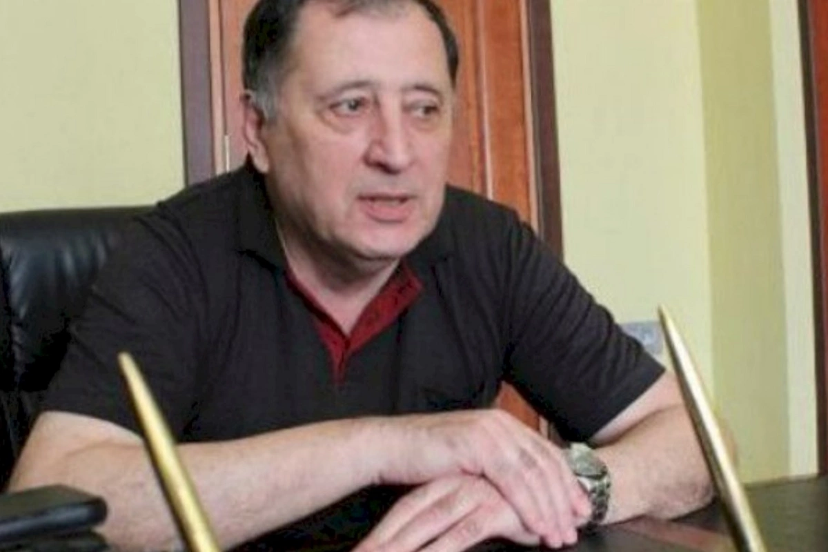 Rasim Balayevin qardaşı ev sahibidir, vida mərasimində kim olsa, ayaq üstə yox, lap təpəsi üstündə də qalar