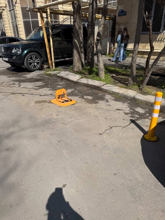 Bakıda həyət mübahisəsi: sürücü özünə qanunsuz parkinq yeri ayırıb — FOTOLAR Bakıda həyət mübahisəsi: sürücü özünə qanunsuz parkinq yeri ayırıb — FOTOLAR