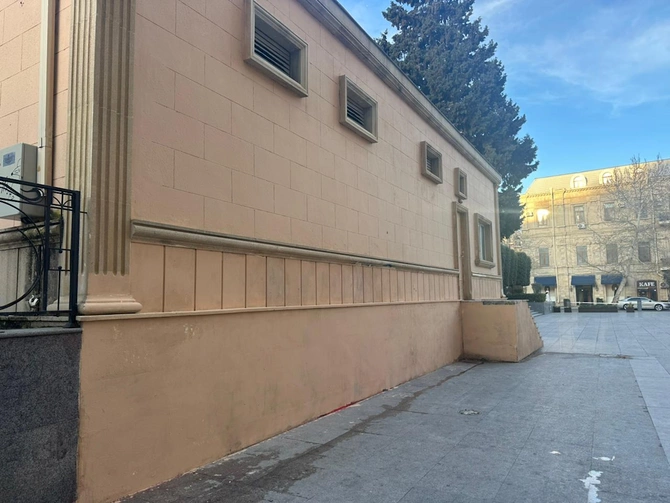 Nizami Kino Mərkəzinin yazılarla korlanmış fasadının ilkin görünüşü bərpa olunub Nizami Kino Mərkəzinin yazılarla korlanmış fasadının ilkin görünüşü bərpa olunub