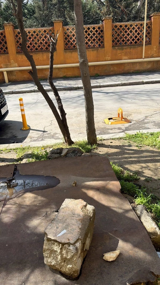 Bakıda həyət mübahisəsi: sürücü özünə qanunsuz parkinq yeri ayırıb — FOTOLAR Bakıda həyət mübahisəsi: sürücü özünə qanunsuz parkinq yeri ayırıb — FOTOLAR