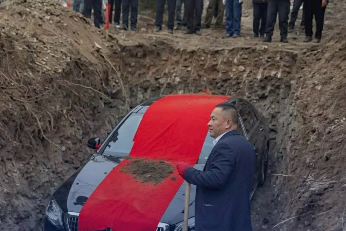 İş adamını lüks avtomobili ilə basdırdılar