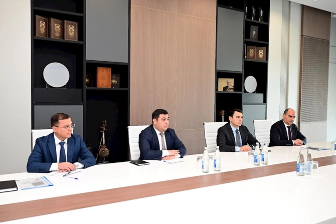 Mədəniyyət naziri Adil Kərimli Ağdamda vətəndaşların müraciətlərini dinləyib — FOTOLAR Mədəniyyət naziri Adil Kərimli Ağdamda vətəndaşların müraciətlərini dinləyib — FOTOLAR