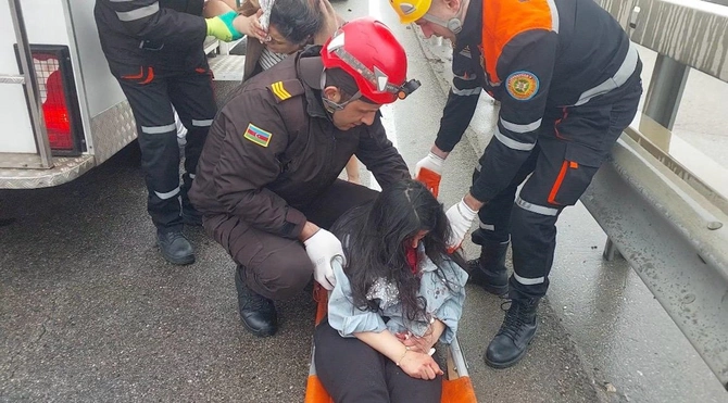 Kənar dairəvi yolda qəza — Ölən və yaralananlar var (FOTO) Kənar dairəvi yolda qəza — Ölən və yaralananlar var (FOTO)