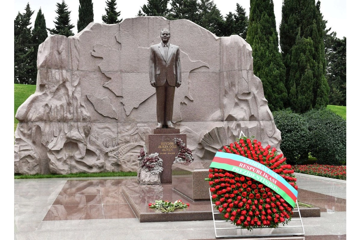Slovakiya Prezidenti Heydər Əliyevin məzarını ziyarət edib