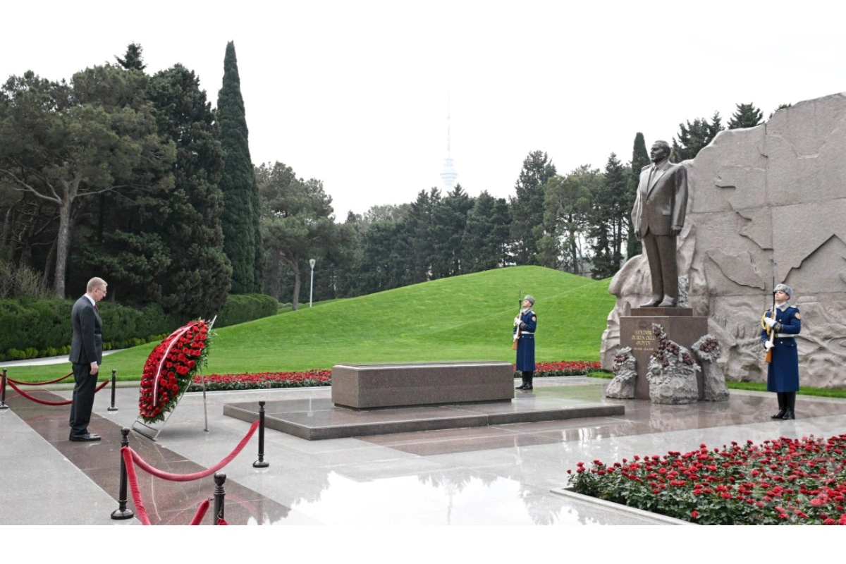 Latviya Prezidenti Heydər Əliyevin məzarını ziyarət etdi — FOTO