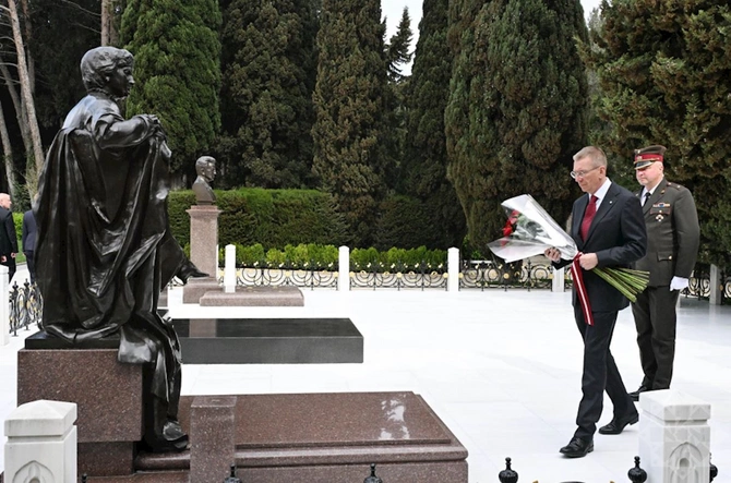 Latviya Prezidenti Heydər Əliyevin məzarını ziyarət etdi — FOTO Latviya Prezidenti Heydər Əliyevin məzarını ziyarət etdi — FOTO