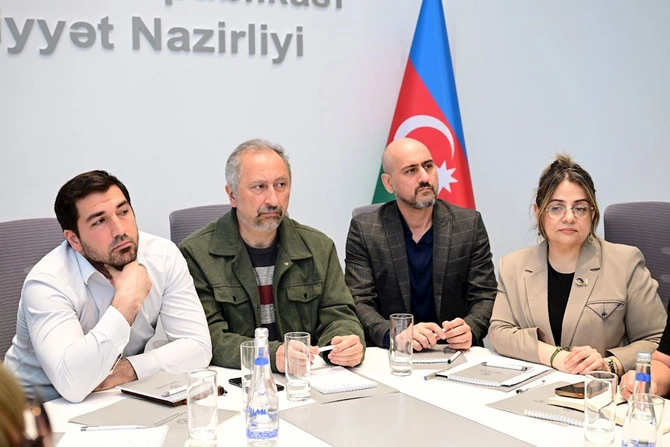 Azərbaycanda sənət tənqidi yeni mərhələdə — Nazir müzakirələr apardı (FOTOLAR)