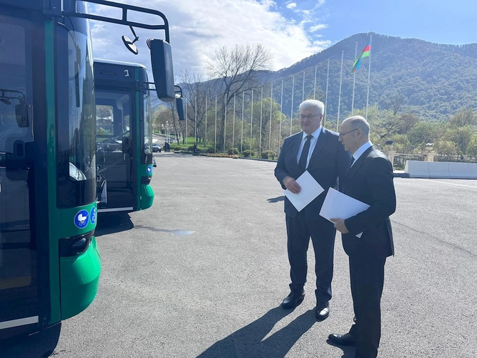 Azərbaycan Ukraynaya beş sərnişin avtobusu verdi — FOTOLAR Azərbaycan Ukraynaya beş sərnişin avtobusu verdi — FOTOLAR