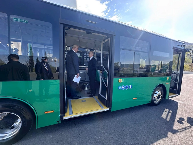 Azərbaycan Ukraynaya beş sərnişin avtobusu verdi — FOTOLAR Azərbaycan Ukraynaya beş sərnişin avtobusu verdi — FOTOLAR