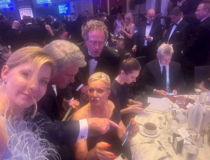 Hamı can hayında olanda o selfi etdi — FOTO