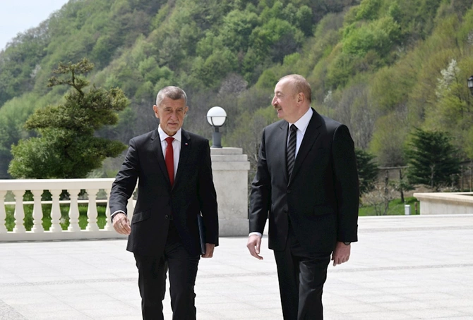 İlham Əliyev və Andrey Babiş mətbuata bəyanatlarla çıxış ediblər — FOTOLAR (YENİLƏNİB)