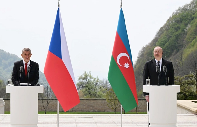 İlham Əliyev və Andrey Babiş mətbuata bəyanatlarla çıxış ediblər — FOTOLAR (YENİLƏNİB)
