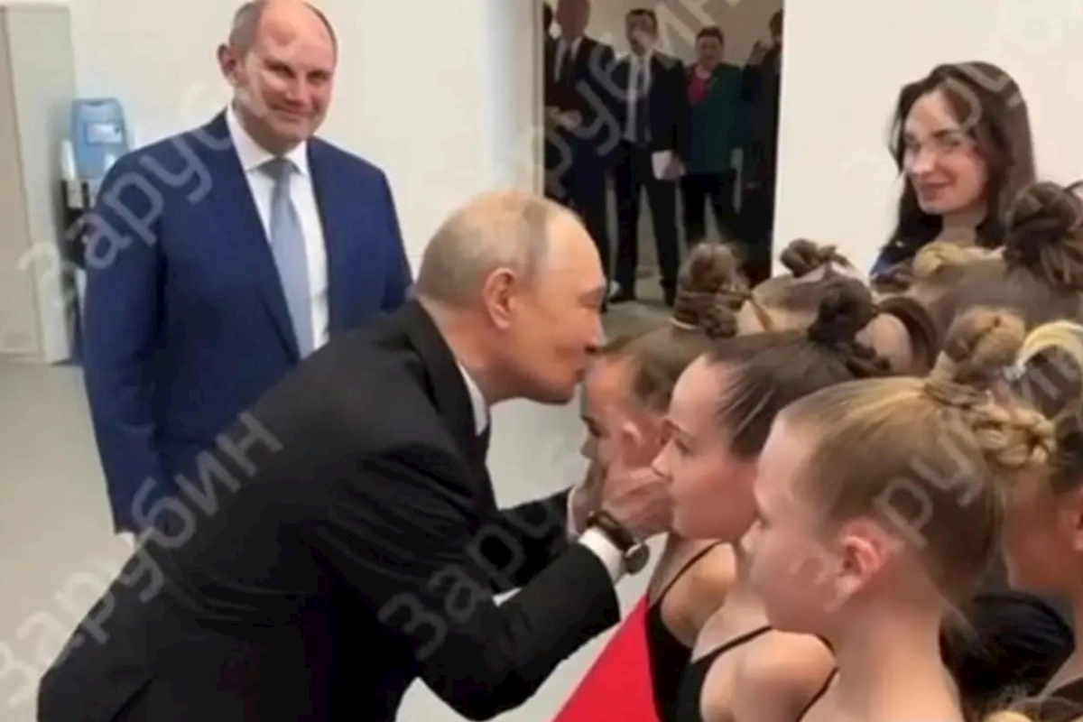 Putin 9 yaşlı gimnastı alnından öpdü