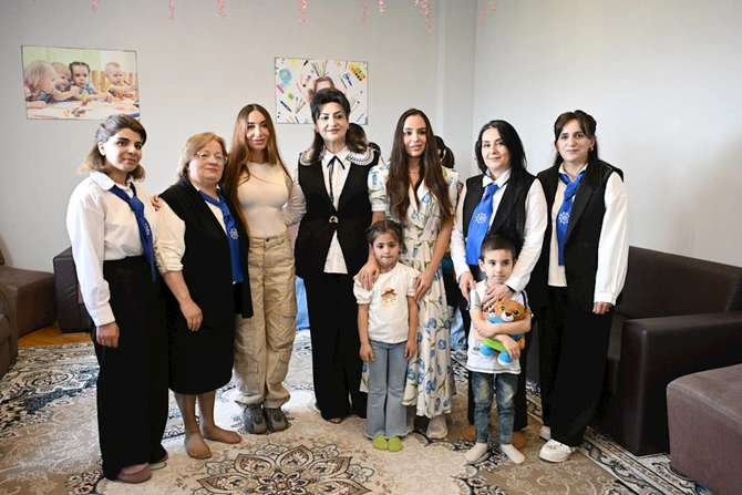 Leyla və Arzu Əliyevalara Xan məscidində “Qurani-Kərim” hədiyyə olundu — FOTOLAR