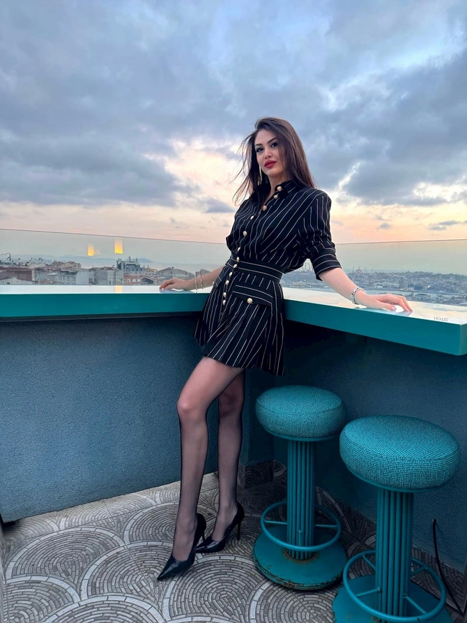 Xəbər aparıcısı geyiminə görə tənqid edildi — FOTOLAR