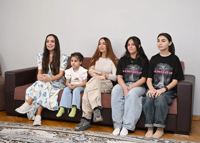 Leyla və Arzu Əliyevalara Xan məscidində “Qurani-Kərim” hədiyyə olundu — FOTOLAR