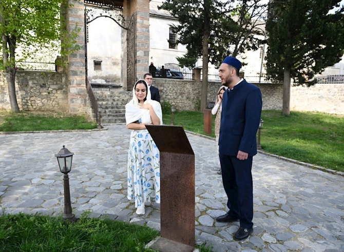 Leyla və Arzu Əliyevalara Xan məscidində “Qurani-Kərim” hədiyyə olundu — FOTOLAR
