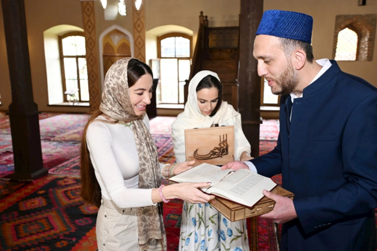 Leyla və Arzu Əliyevalara Xan məscidində “Qurani-Kərim” hədiyyə olundu — FOTOLAR