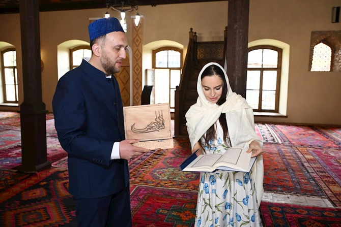 Leyla və Arzu Əliyevalara Xan məscidində “Qurani-Kərim” hədiyyə olundu — FOTOLAR
