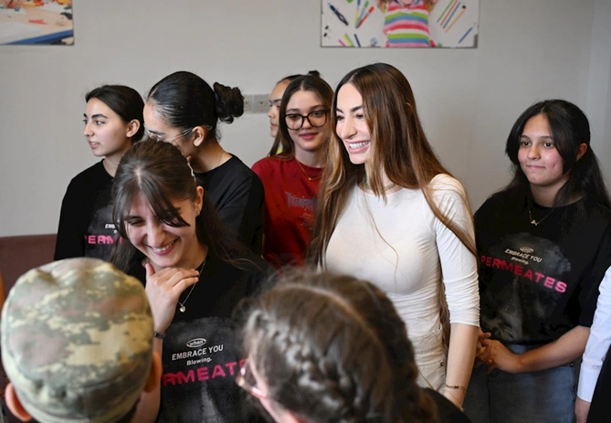 Leyla və Arzu Əliyevalara Xan məscidində “Qurani-Kərim” hədiyyə olundu — FOTOLAR