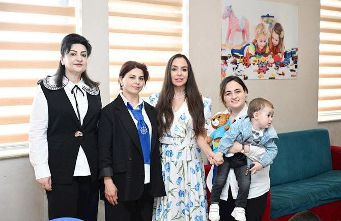Leyla və Arzu Əliyevalara Xan məscidində “Qurani-Kərim” hədiyyə olundu — FOTOLAR