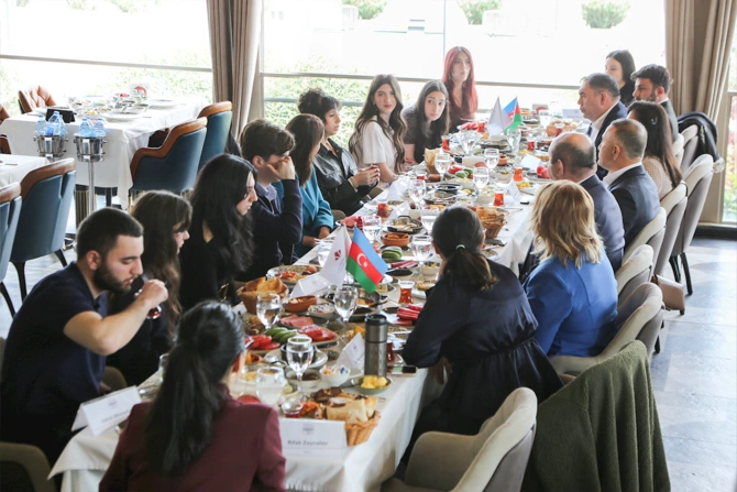 Senior Talks layihəsinin davamı: Aydın Veysəloğlu ADA tələbələri ilə yenidən görüşdü — FOTOLAR Senior Talks layihəsinin davamı: Aydın Veysəloğlu ADA tələbələri ilə yenidən görüşdü — FOTOLAR