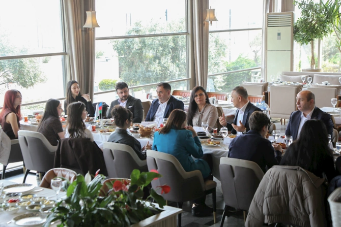 Senior Talks layihəsinin davamı: Aydın Veysəloğlu ADA tələbələri ilə yenidən görüşdü — FOTOLAR Senior Talks layihəsinin davamı: Aydın Veysəloğlu ADA tələbələri ilə yenidən görüşdü — FOTOLAR