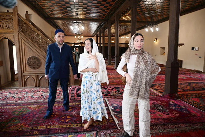 Leyla və Arzu Əliyevalara Xan məscidində “Qurani-Kərim” hədiyyə olundu — FOTOLAR