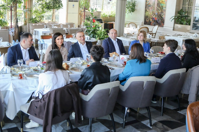 Senior Talks layihəsinin davamı: Aydın Veysəloğlu ADA tələbələri ilə yenidən görüşdü — FOTOLAR Senior Talks layihəsinin davamı: Aydın Veysəloğlu ADA tələbələri ilə yenidən görüşdü — FOTOLAR