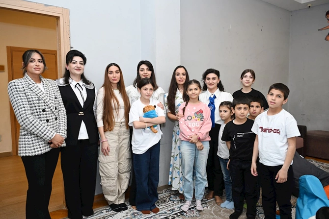 Leyla və Arzu Əliyevalara Xan məscidində “Qurani-Kərim” hədiyyə olundu — FOTOLAR