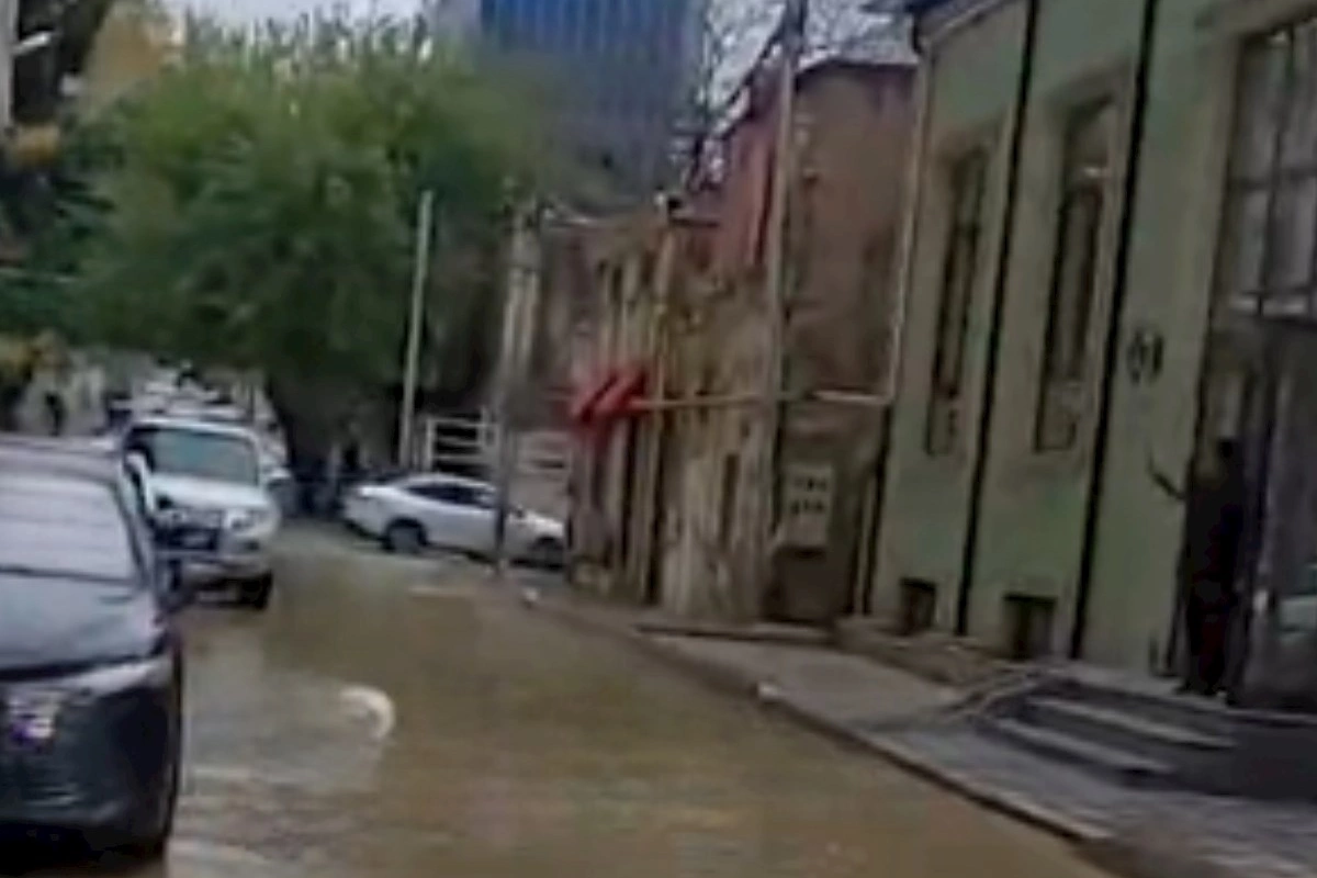 Bakıda boru partladı, bu küçə keçilməz oldu — VİDEO