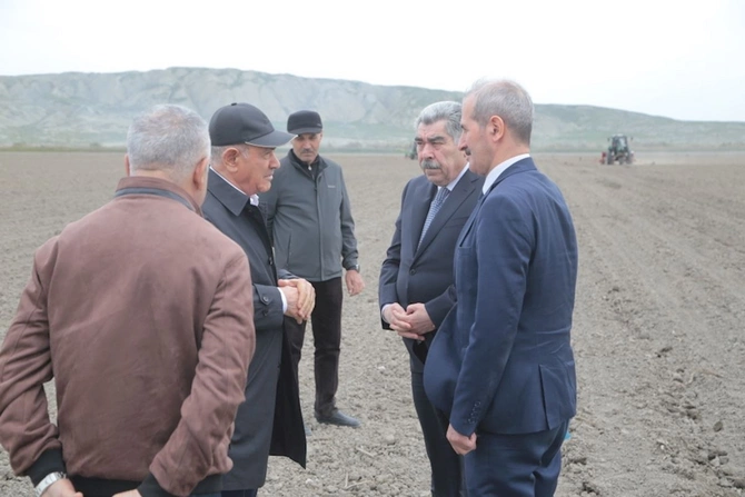 Salyan RİH başçısı pambıq sahələrində: Fermerlərlə görüş keçirilib — FOTOLAR