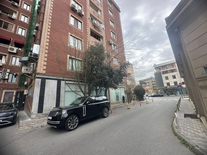 Bakıda Land Roverin sürücüsü həyəti özününküləşdirdi — FOTOLAR