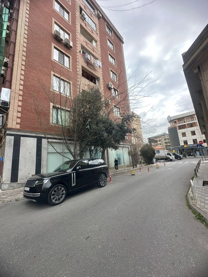 Bakıda Land Roverin sürücüsü həyəti özününküləşdirdi — FOTOLAR