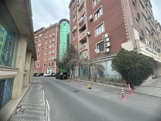 Bakıda Land Roverin sürücüsü həyəti özününküləşdirdi — FOTOLAR