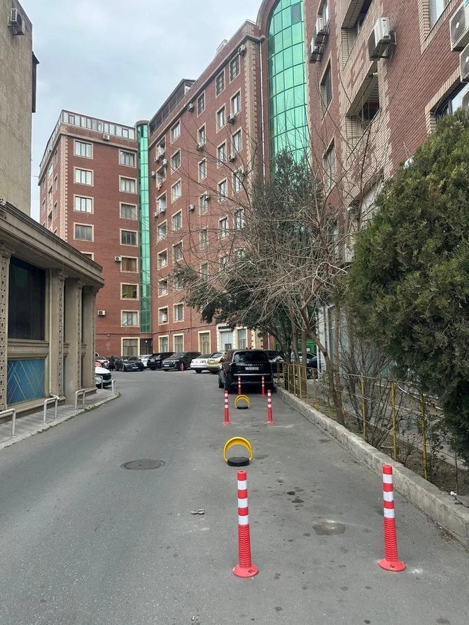 Bakıda Land Roverin sürücüsü həyəti özününküləşdirdi — FOTOLAR