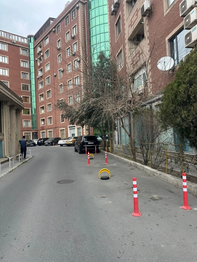 Bakıda Land Roverin sürücüsü həyəti özününküləşdirdi — FOTOLAR