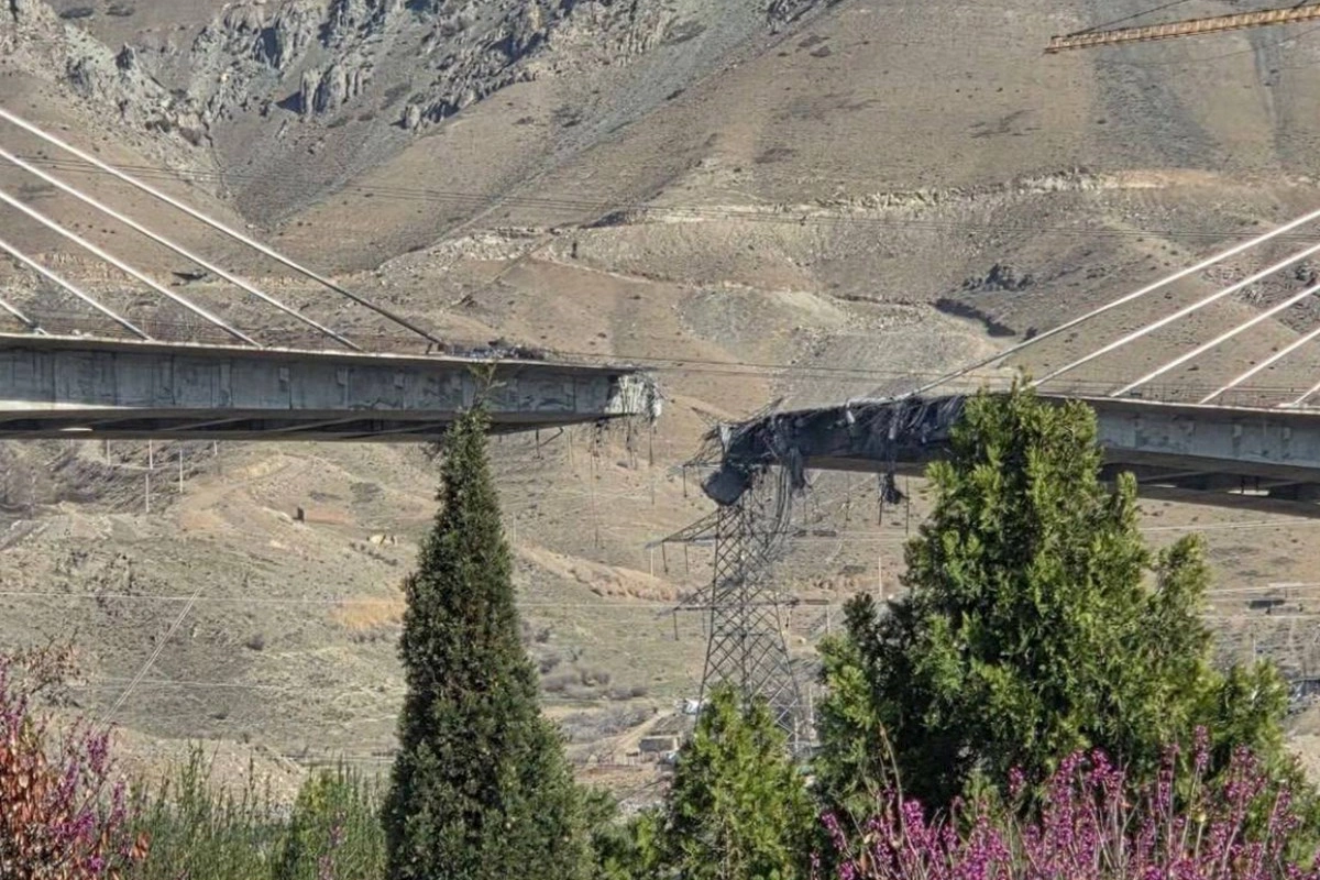 Tehrana gedən körpü bombalandı