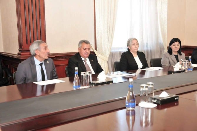 Abşeronda Aprel döyüşlərində şəhidlik zirvəsinə ucalan qəhrəmanlarımızın ailələri ilə görüş keçirildi — FOTOLAR Abşeronda Aprel döyüşlərində şəhidlik zirvəsinə ucalan qəhrəmanlarımızın ailələri ilə görüş keçirildi — FOTOLAR