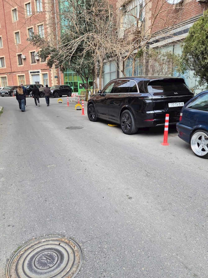 Bakıda Land Roverin sürücüsü həyəti özününküləşdirdi — FOTOLAR