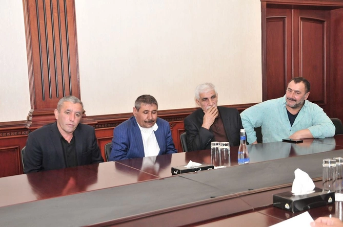 Abşeronda Aprel döyüşlərində şəhidlik zirvəsinə ucalan qəhrəmanlarımızın ailələri ilə görüş keçirildi — FOTOLAR Abşeronda Aprel döyüşlərində şəhidlik zirvəsinə ucalan qəhrəmanlarımızın ailələri ilə görüş keçirildi — FOTOLAR