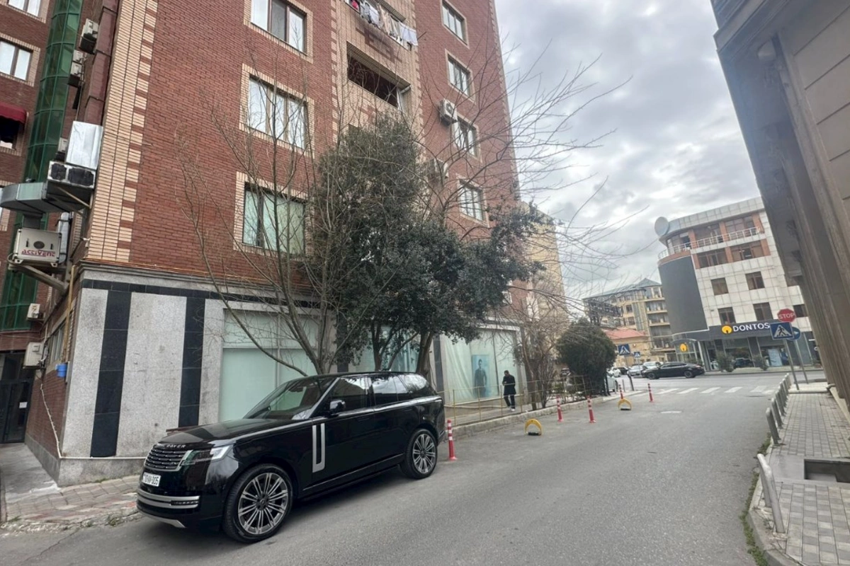 Bakıda Land Roverin sürücüsü həyəti özününküləşdirdi — FOTOLAR