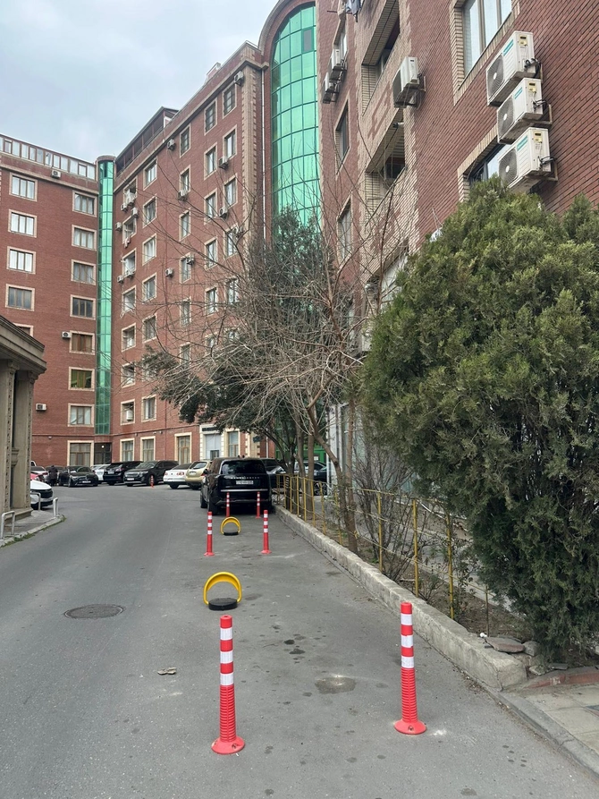 Bakıda Land Roverin sürücüsü həyəti özününküləşdirdi — FOTOLAR