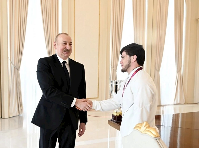 İlham Əliyev Avropa çempionatında komanda hesabında çempion olan güləşçiləri qəbul edib — FOTOLAR (YENİLƏNİB) İlham Əliyev Avropa çempionatında komanda hesabında çempion olan güləşçiləri qəbul edib — FOTOLAR (YENİLƏNİB)