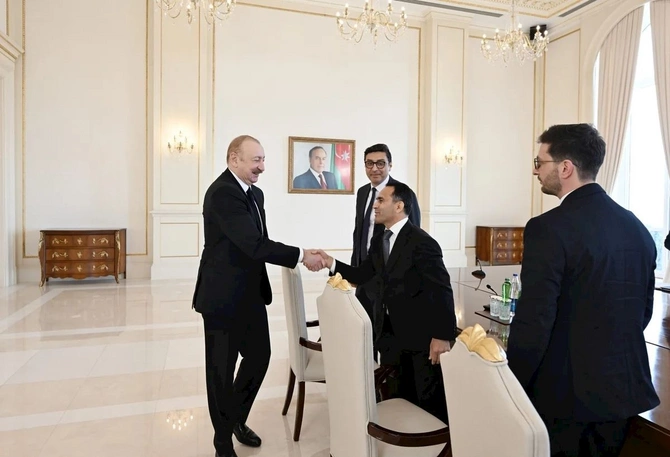 İlham Əliyev Avropa çempionatında komanda hesabında çempion olan güləşçiləri qəbul edib — FOTOLAR (YENİLƏNİB) İlham Əliyev Avropa çempionatında komanda hesabında çempion olan güləşçiləri qəbul edib — FOTOLAR (YENİLƏNİB)