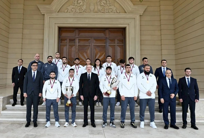 İlham Əliyev Avropa çempionatında komanda hesabında çempion olan güləşçiləri qəbul edib — FOTOLAR (YENİLƏNİB) İlham Əliyev Avropa çempionatında komanda hesabında çempion olan güləşçiləri qəbul edib — FOTOLAR (YENİLƏNİB)