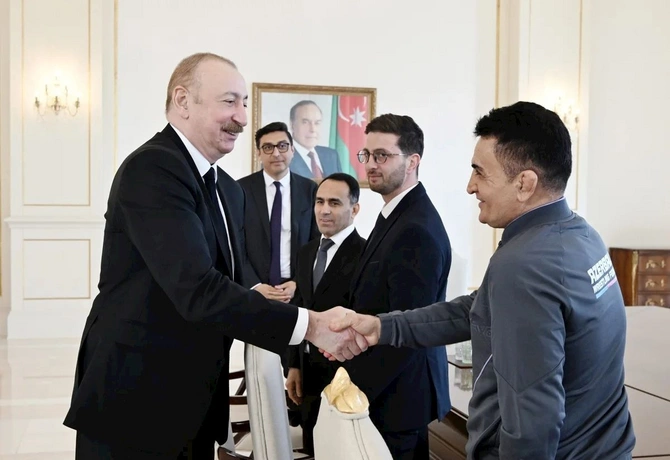 İlham Əliyev Avropa çempionatında komanda hesabında çempion olan güləşçiləri qəbul edib — FOTOLAR (YENİLƏNİB) İlham Əliyev Avropa çempionatında komanda hesabında çempion olan güləşçiləri qəbul edib — FOTOLAR (YENİLƏNİB)
