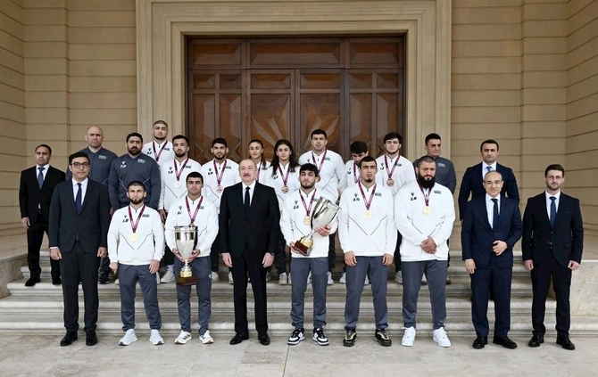 İlham Əliyev Avropa çempionatında komanda hesabında çempion olan güləşçiləri qəbul edib — FOTOLAR (YENİLƏNİB) İlham Əliyev Avropa çempionatında komanda hesabında çempion olan güləşçiləri qəbul edib — FOTOLAR (YENİLƏNİB)